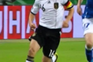 隊(duì)短！網(wǎng)友：他不僅是綠茵場上的紳士，更是德國足球巔峰時的旗幟