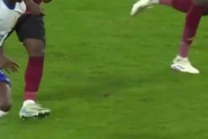 兩個(gè)技術(shù)流的交鋒！登貝萊穿襠過掉多庫，多庫甚至笑了！