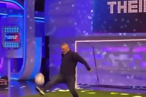 不容易！魯尼挺著大肚子，在節(jié)目中復(fù)刻自己經(jīng)典倒鉤