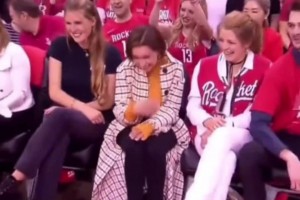 你認(rèn)識幾個呢？NBA場邊觀賽的那些女星們?。?></span>
                                            <i class=