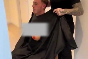 太悶騷啦！理發(fā)師給帕爾默戴上了義乳，帕爾默還自己捏了捏