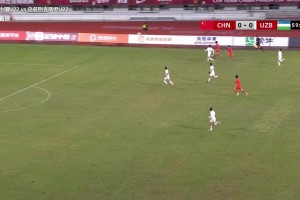 是點球嗎？楊希禁區(qū)倒地，裁判沒有吹罰點球