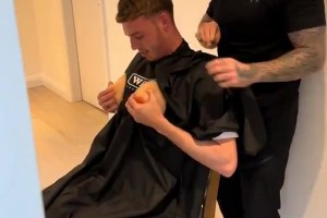 你小子！帕爾默很享受理發(fā)師的惡搞