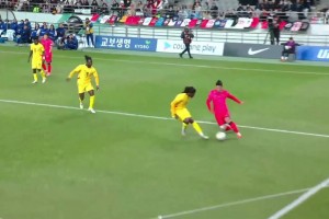 黃喜燦禁區(qū)閃展騰挪過人造點(diǎn)，可惜親自主罰點(diǎn)球被撲