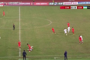 失去理智！汪士欽拉倒對手后又上手推，替補上場被直紅罰下