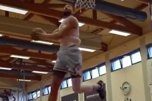 只打了3場就傷了…湖人前鋒克萊伯休賽期還擱那秀大風(fēng)車暴扣呢…