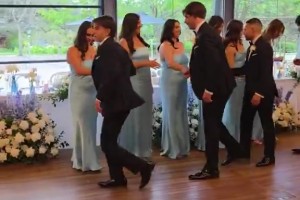 這個真可以！新郎和伴郎們跟著歐冠主題曲進場