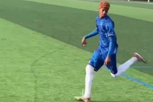 有幾分相似度？網(wǎng)友模仿帕爾默踢球！經(jīng)典落枕回頭！