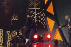 擊敗薩拉赫和奧斯梅恩！阿什拉夫瘸著腿上臺(tái)領(lǐng)取非洲足球先生獎(jiǎng)項(xiàng)