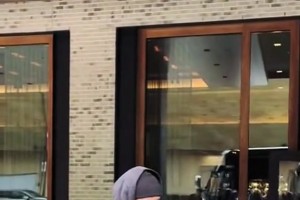 “火箭客場戰(zhàn)勝騎士，賽前杜蘭特為等候在酒店外的球迷簽名...