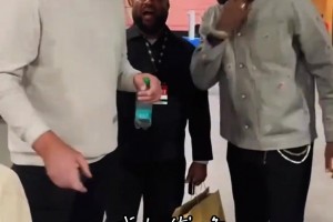 湖人爵士賽后，爵士名宿奧庫帶著孩子與詹姆斯合影！