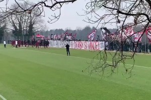 米蘭德比前，300名AC米蘭球迷抵達(dá)訓(xùn)練場為球隊加油鼓氣