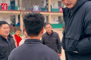 感受一下姚式幽默！姚明在河北探訪與籃球隊小球員聊天逗樂