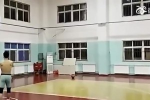 相當勵志！當年腿部骨折，王睿澤單腿堅持練習三分球投射