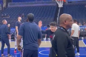 輕松招牌撤步！球迷實拍登哥賽前熱身！