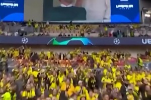 差別明顯！名場(chǎng)面：多特球迷看到克洛普和穆里尼奧不同的反應(yīng)！