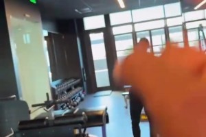 詹姆斯又瘦了？訓練中可以看到清晰可見的腹肌