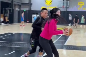 身材越來(lái)越棒了！野球場(chǎng)肘姐：天氣降溫了 可我依舊火熱