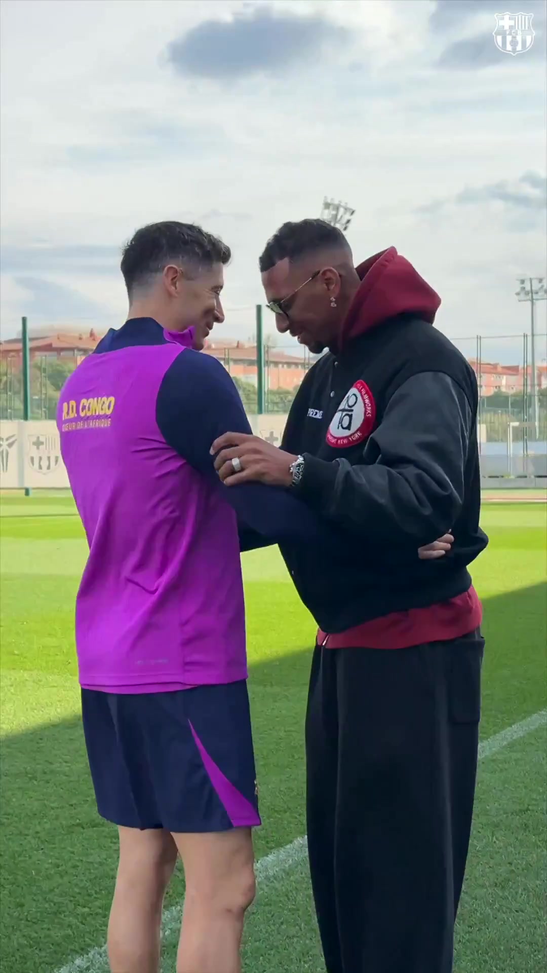 巴薩社媒曬博阿滕造訪訓(xùn)練基地視頻，與老隊(duì)友萊萬擁抱