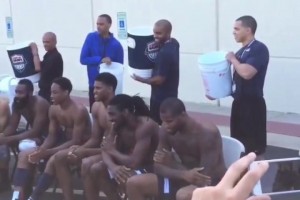 總有你沒看過的視角！名場面：庫里哈登等美國隊員接受冰桶挑戰(zhàn)！