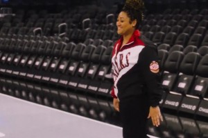 居然還有中文版！楊瀚森和樂福等人為隊內(nèi)工作人員唱生日快樂歌！