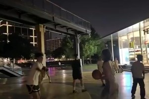 別看小姐姐穿著連衣裙和拖鞋，她是真的會打球！