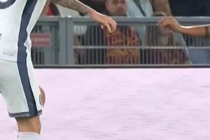 相視一笑！名場面：巴斯托尼穿襠過掉迪巴拉，小魔仙一臉茫然！