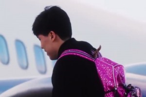 背包顏色很騷??！楊瀚森背著一個(gè)粉色書包跟隊(duì)前往勇士主場(chǎng)