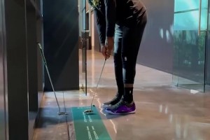 團隊文化！湖人隊內(nèi)訓練前，每人一桿高爾夫