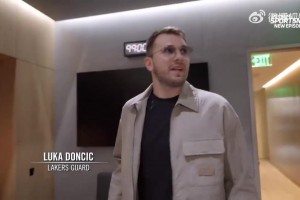 東契奇和八村壘參觀湖人主場升級后的更衣室，77和克萊伯的更衣室位置挨著！