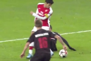 槍手美麗足球越看越上頭！愛德華多這腳后跟傳球點(diǎn)睛之筆！