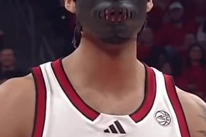 活久見！一名NCAA球員帶著特殊的皮質(zhì)面罩進行比賽