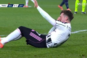 爭議！孔塞桑禁區(qū)內(nèi)倒地不起，盧庫米將孔塞桑抱起又摔下！