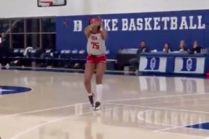 美國(guó)女籃隊(duì)內(nèi)訓(xùn)練，已經(jīng)有未來(lái)籃球雛形，幾乎都在三分線(xiàn)外傳導(dǎo)球