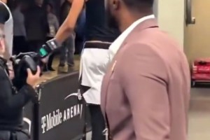 這大長(zhǎng)腿！一般的圍欄真攔不住文班亞馬