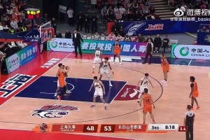 王哲林低位接球欲背打曾繁日，感覺(jué)有點(diǎn)頂不太動(dòng)啊