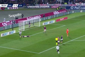 進(jìn)球取消！麥肯尼搶斷助攻戴維破門，主裁判罰麥肯尼越位在先！