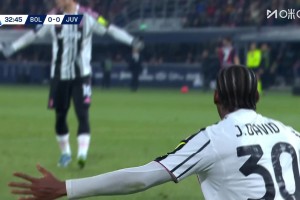 戴維禁區(qū)內(nèi)接球倒地投訴對(duì)手犯規(guī)！主裁判沒有任何表示！