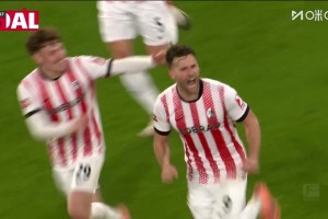 伊布附體！弗賴堡前鋒霍勒瀟灑停球，極限轉(zhuǎn)身凌空側(cè)勾攻入死角！