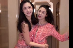 很年輕啊！女籃卓識(shí)與媽媽合拍：和媽媽一起過(guò)圣誕啦~~