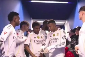 聽(tīng)哥的準(zhǔn)沒(méi)錯(cuò)下半場(chǎng)開始前，姆巴佩在球員通道指導(dǎo)羅德里戈