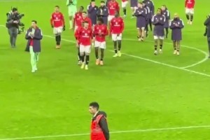 曼聯(lián)球員在老特拉福德球場(chǎng)離場(chǎng)時(shí)，全場(chǎng)球迷報(bào)以熱烈的掌聲！