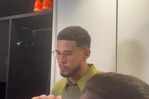 布克：狄龍和我們團(tuán)隊(duì)的心態(tài)保持一致，只不過他更敢于發(fā)言！