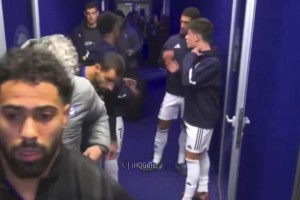 聊啥呢？維尼修斯、居勒爾和貝林厄姆互相討論，聊得越來越起勁~