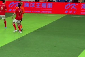 董老廝攔截巴力斯塔傳球，陳蒲上搶阻擊防反