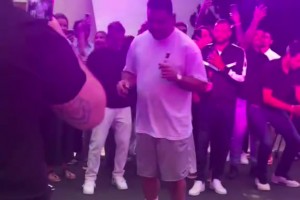 這個(gè)胖子會(huì)踢球嗎？實(shí)拍：大羅在眾人面前秀了一段桑巴舞步