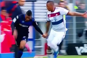 足球場上的浪漫？這比賽踢著踢著，怎么突然曖昧了起來？