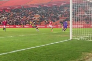 太絕了！西協(xié)甲球員腳后跟射門竟然拉出了這樣的弧線