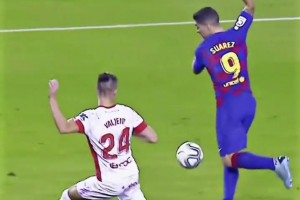 這就是歷史級(jí)中鋒一瞬間的反應(yīng)！蘇牙當(dāng)年這一腳后跟是否驚艷到你