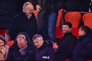 南非小將不再年輕！當(dāng)穆勒也蓄起了須，與拜仁高層在看臺洽談....